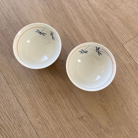 To stk håndlagde skåler fra Japan