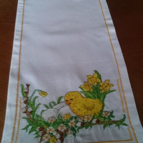 Håndbrodert påskeløper 65 x 25 kr 600