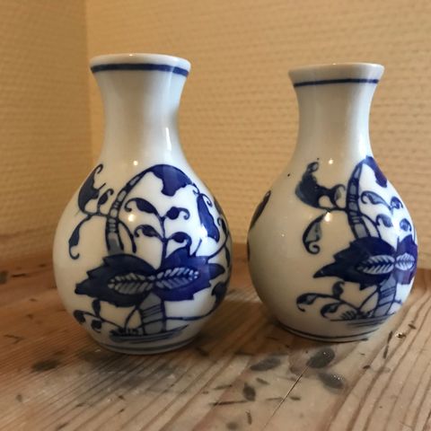 2 små vaser med blått motiv