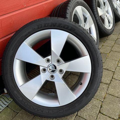 17" originale Skoda felger med sommerdekk