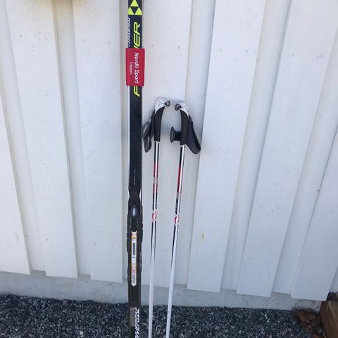 Langrennski og staver. 990kr. Ski:158cm. Staver: 116cm.