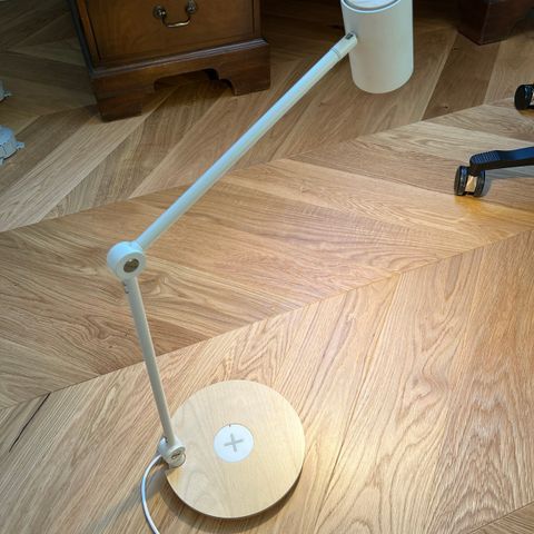 IKEA lampe med innebygd trådløs mobil lader