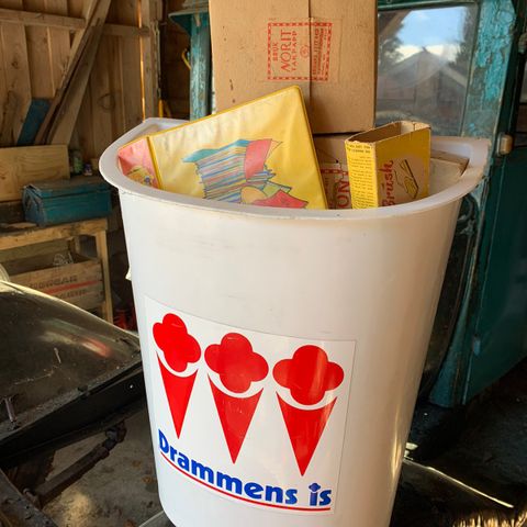 Drammens-Is reklame søppeldunk kiosk