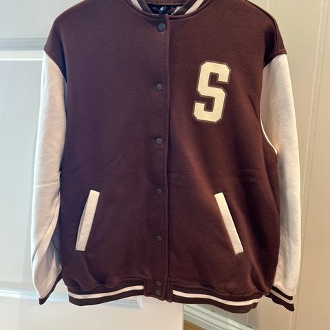 Baseball cardigan fra Divided str xs kr 100