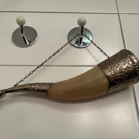 Nydelig bukkehorn med sink detaljer og lenke