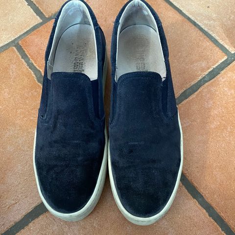 Sneekers suede marine blå, str 39, nypris 2599kr