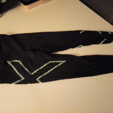 Diverse 2xu tights,  topper , joggebukser,  kjoler