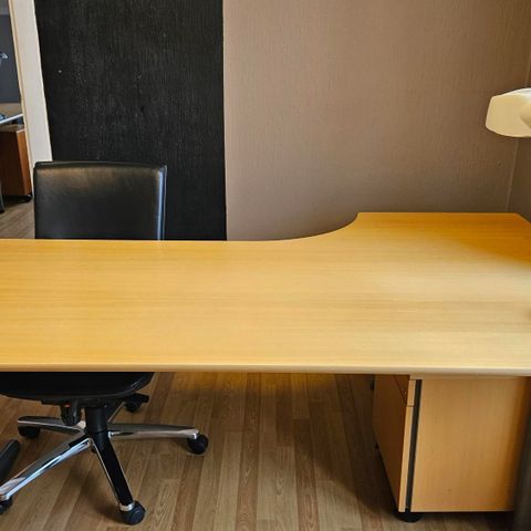 Rimelig kontormøbler (bord og skuffer)