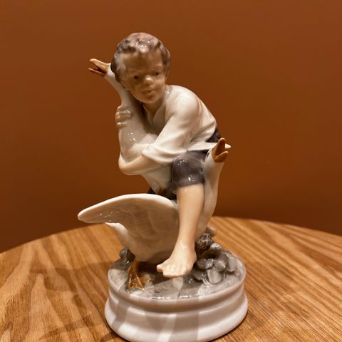 ROYAL COPENHAGEN PORCELAIN FIGURINE figur  "Goose Thief" 2139 ORIGINAL