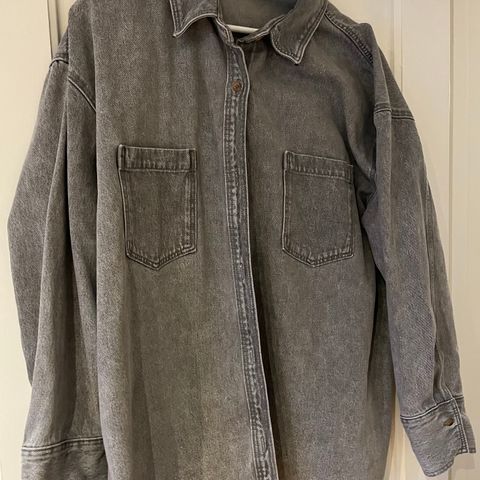 Grå, oversized denimskjorte fra H&M