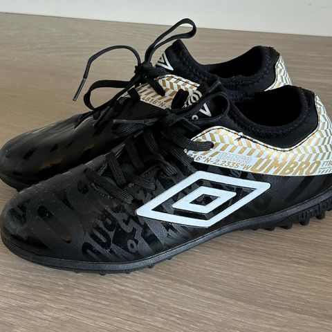 Umbro fotballsko str. 36,5 (ubrukt)