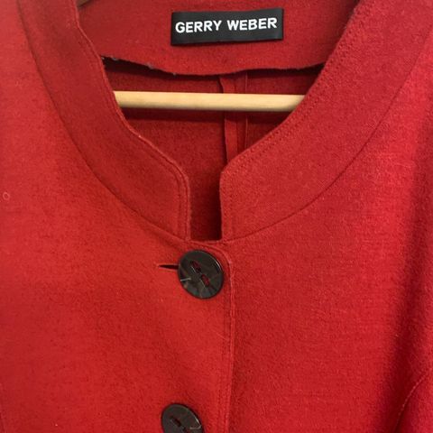GERRY WEBER,,Flott rød jakke i ull.  Str. 44. Pent og lite brukt..