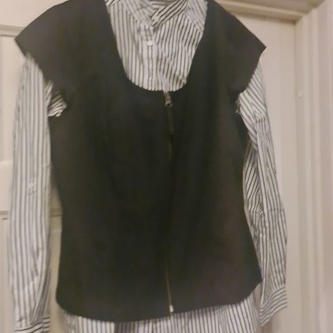 Sort foret vest i str 40 og sort/hvit stripete bluse