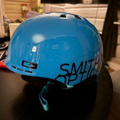 Meget pent brukt ski/snowboard hjelm selges m/ O`neill slalom briller