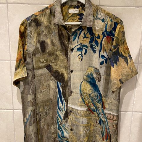 Lite brukt eksklusiv Dries Van Noten skjorte i str. S. 5000kr.