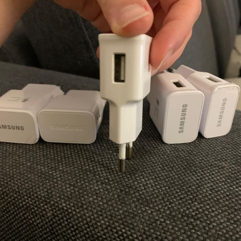 NY PRIS 🌺 100kr per stk .Brukte samsung adaptere til salgs