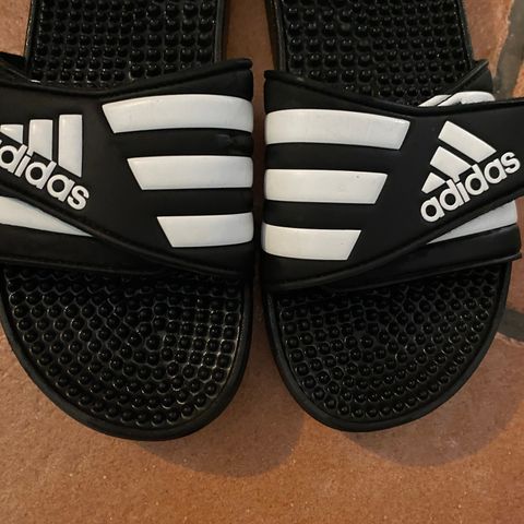 Adidas slipper str 40,5 brukt 1 gang! Nypris 719kr