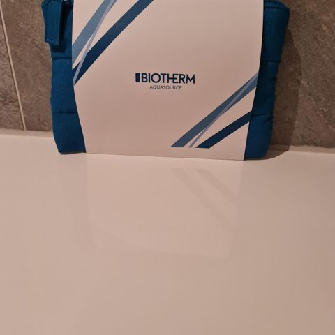 Biotherm sminkepung med produkter /toalettmappe/cosmetic bag