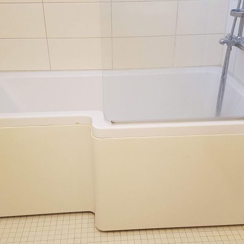 Stilig og funksjonelt badekar/dusjbadekar fra Svedbergs