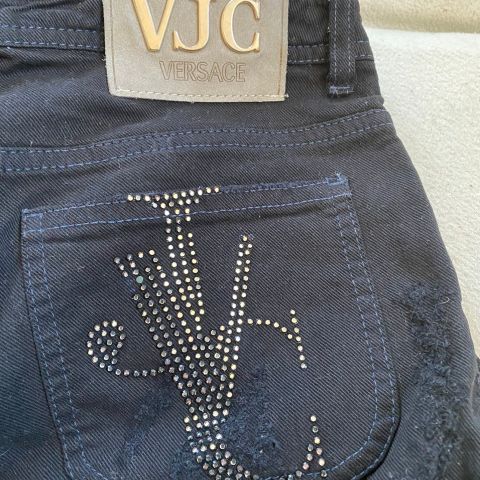 Versace bukse selges
