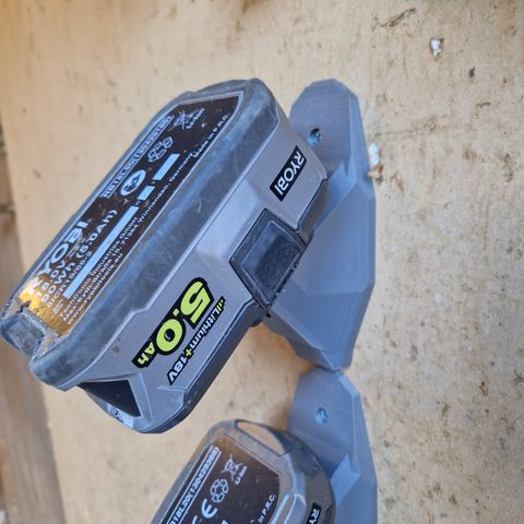 Større batteriholder for Ryobi verktøy