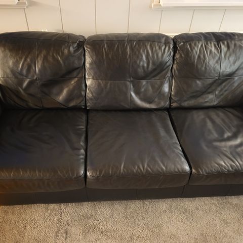 Skinnsofaer sort selges kr 1500