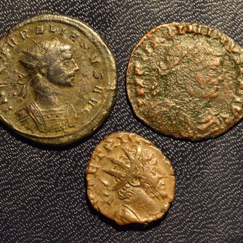Romerske mynter, av keiserne Aurelian, Licinius I og Tetricus. Fra år 270-324