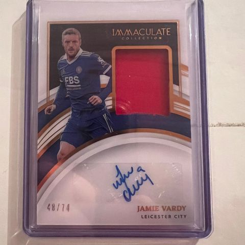 Jamie Vardy matchworn patch og auto fotballkort /74