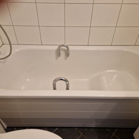 Badekar for eldre med håndtak Kan hjelpe med transport Oslo området