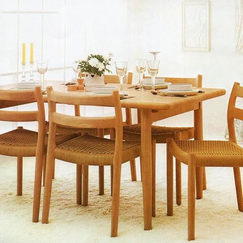 Dansk spisestue av Niels O. Møller (8 stoler + bord)