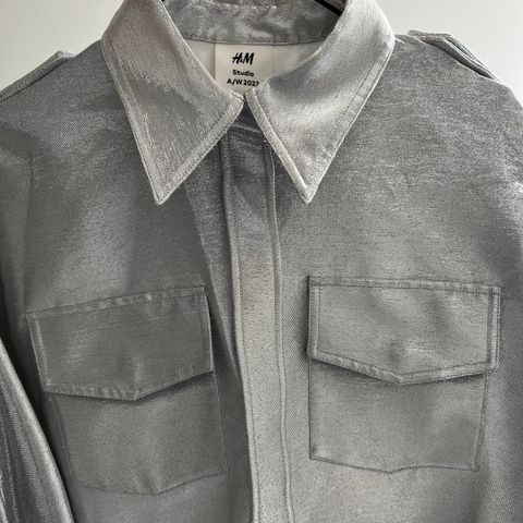 Superkul ubrukt sølvskjorte fra H&M studio