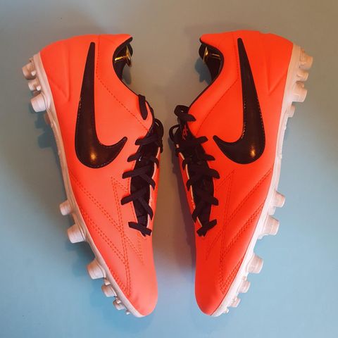 Nike T90 AG str 40,5  Cm 25,5