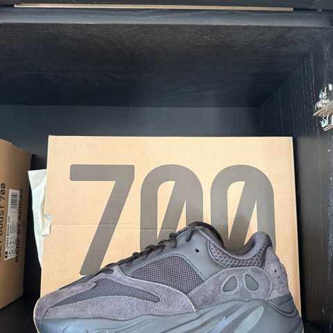 Yeezy 700 Utility Black (42)