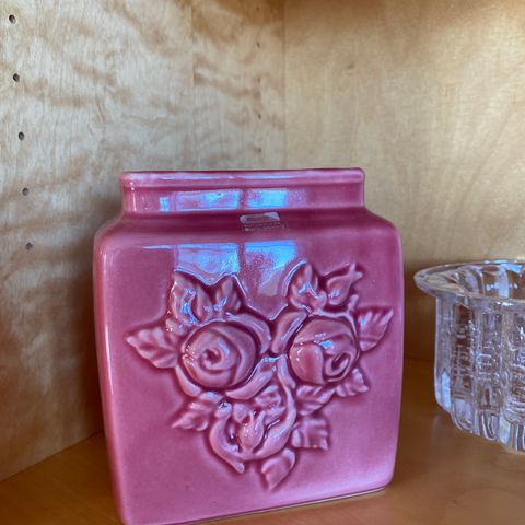 Guldkroken vase rosa svensk keramikk
