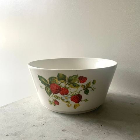 Vintage skål med jordbærmotiv fra Tsjekkoslovakia