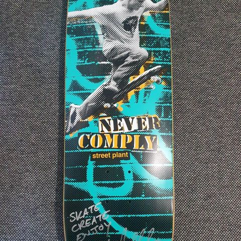 Street Plant skateboard signert Mike V