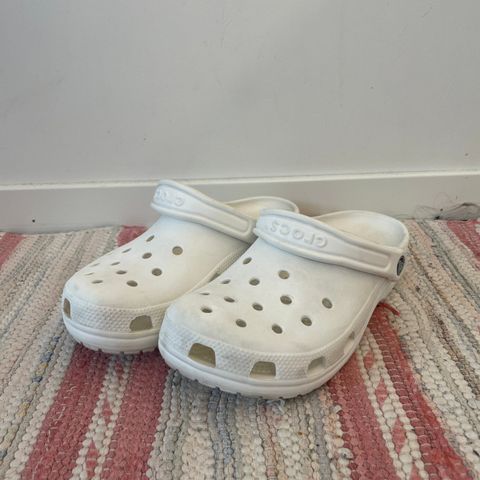 Hvite Crocs