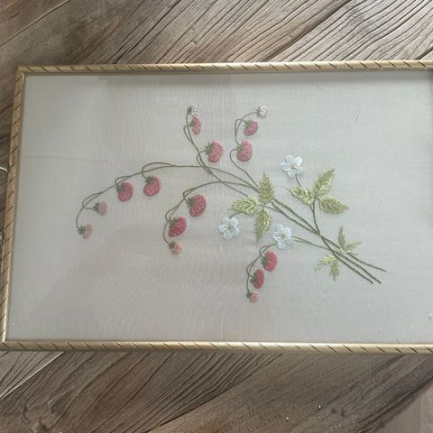 Nydelig vintage serveringsbrett med broderte blomster