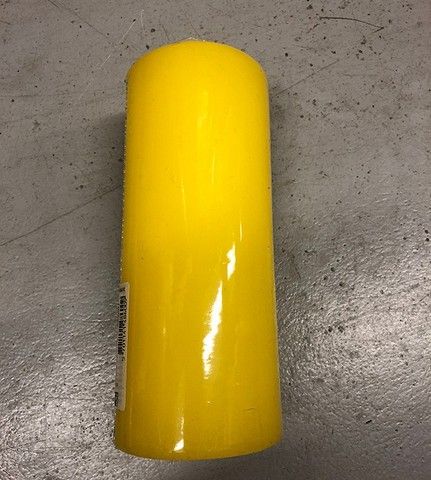 Ny gul stearinlys kubbelys i forsegling. Ø 70 mm. brennetid 80t. kr 50