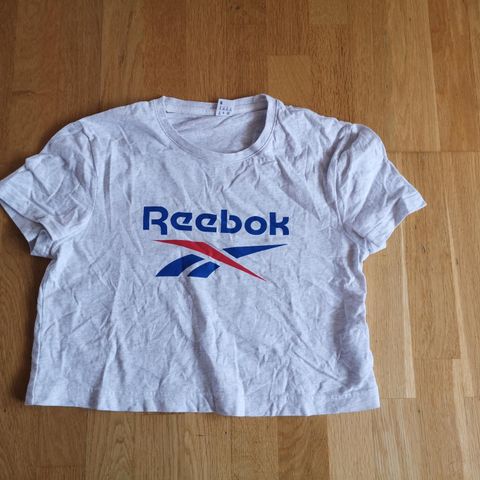 Reebok cropped t-skjorte i str S