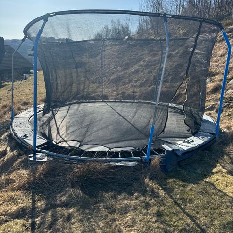 nedgravbar trampoline