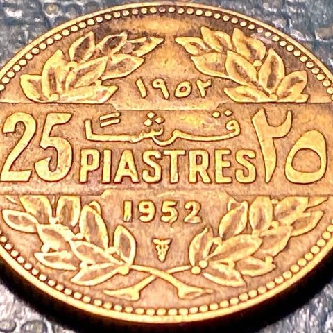 25  Piastres Libanon 1952. Pen og tydelig bronsemynt. Lite sirkulert.