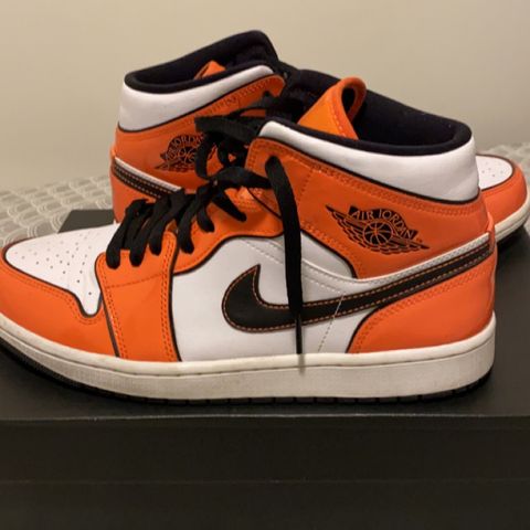 Air Jordan 1 mid se turf