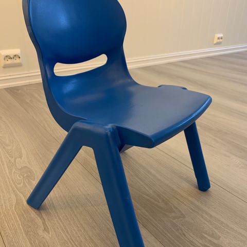 Barnestol i blå plast