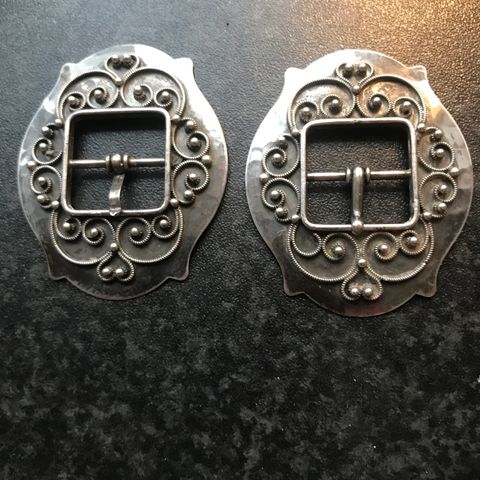 Par sølvspenner / skospenner for bunadsko. Merket 830 s