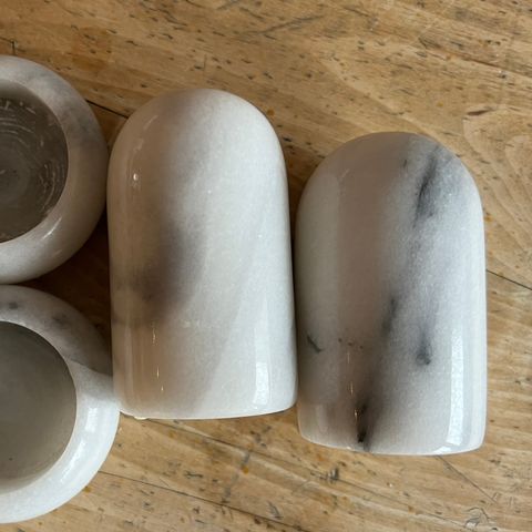 Salt og pepperbøsse i marmor med telysholdere