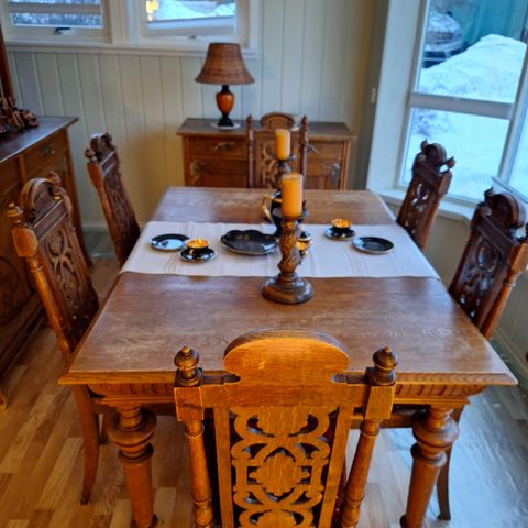Antikk spisestue. Bord,stoler, stor og liten sjenk/kommode.