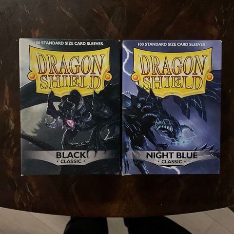 Card sleeves Dragon Shield. Black classic og Night blue classic.