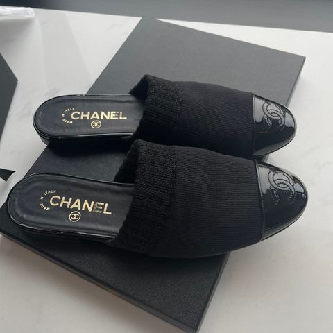 Sorte CHANEL Mules (strl 38,5)