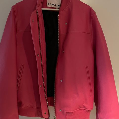 REMAIN MARYAN BOMBER JAKKE i HOT PINK